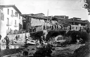 Puente sobre el riìo Laìgina a su paso por el lugar del Acebo, actualmente semisoterrado por la construccioìn de la Plazoleta del Puente, actual Plaza de Augusto Gonzaìlez Laìzaro.