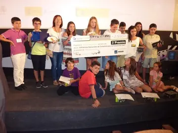 Los Trastillos posan con los regalos de su tercer premio en el concurso nacional de cortometrajes sobre seguridad vial del RACE. IM&Aacute;GENES CEDIDAS POR MICHEL AUGUSTO Y MONTSE V&Aacute;ZQUEZ