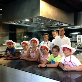 Los cocineros &Aacute;ngel, Mateo e Isabel con los jovenes chefs