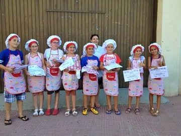 Foto de familia con los nuevos diplomas adquiridos