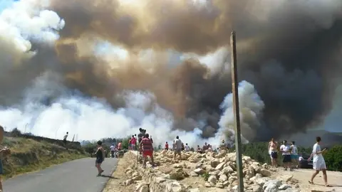 Los vecinos contemplan con angustia el incendio. IMAGEN DE BATALLON T15
