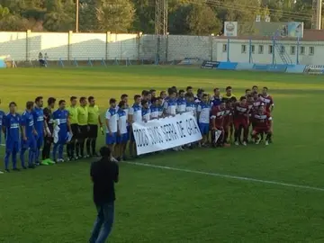 Los equipos muestran la pancarta Todos Somos Sierra de Gata. En tuit de Chema Ortiz