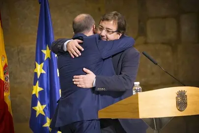 Fern&aacute;ndez Vara abraza a Jorna tras su dimisi&oacute;n por motivos de salud www.sierradegatadigital.es
