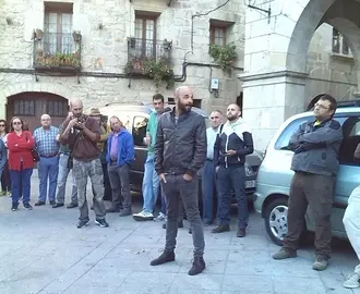 Oscar Ant&uacute;nez con sus vecinos contra las condiciones laborales de Aplifoex www.sierradegatadigital.es