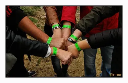 Las pulseras solidarias Reverdeceremus. Verdes en Acebo, rosas en Hoyos. Imagen del s&aacute;bado, 10 de octubre, en Acebo. ANHER para www.sierradegatadigital.es                                  