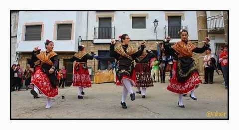 Un momento de la actuaci&oacute;n folkl&oacute;rica en el Festival Solidario Reverdeceremus, celebrado los d&iacute;as 10 y 11 en Acebo y Hoyos, respectivamente. Imagen del s&aacute;bado, 10 de octubre, en Acebo. ANHER para www.sierradegatadigital.es                     