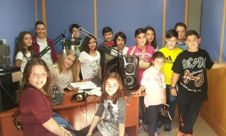 El grupo de 'Los Trastillos' con el equipo de rodaje