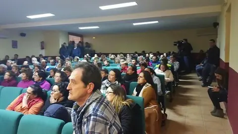 Reunión de vecinos en Villamiel