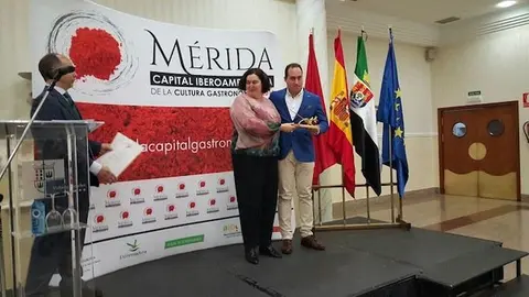 La consejera Begoña García Bernal y el galardonado Miguel Carrasco