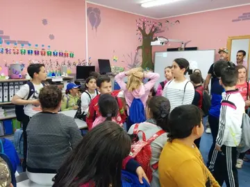 Coloreando Sierra de Gata. Los estudiantes de 4&ordf; del CEIP Virgen de la Vega (Moraleja) visitan el CRA Almenara en su visita a Villasbuenas de Gata
