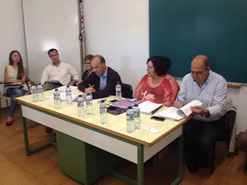 García Bernal en Hoyos con representantes municipales