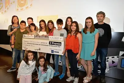 Montse Vázque y Michel Augusto con Los Trastillo y el cheque del tercer premio RACE de Seguridad Vial. CACHINUS DE CINE