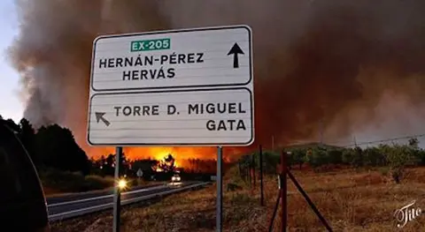 Imagen del incendio del sábado 20 de agosto de 2016 en Santibáñez el Alto. iMAGEN DE TITO LOZANO