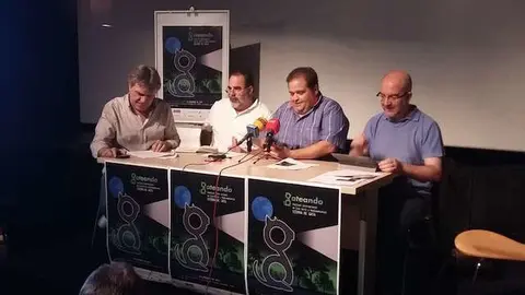 Sergio Cordero, junto al presidente de Adisgata, en la presentación de la I Muestra de cine rural y medioambiental Gateando