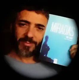 Niño Índigo muestra su primer poemario en una simpática imagen