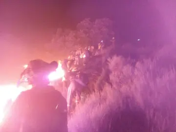 BRIF de Pinofranqueado trabajando esta noche en la extinción del fuego de San Martín de Trevejo. IMAGEN ATBRIF