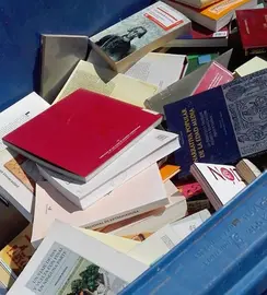 Libros arrojados en la basura en Gata pertenecientes a la Biblioteca Municipal