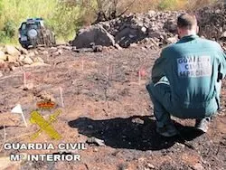 Miembro del SEPRONA analizando terreno tras un incendio