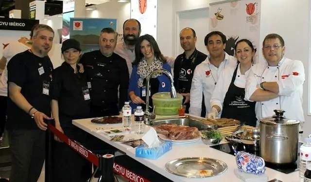 Alfonso García Cobaleda con el equipo de colaboradres en el stand del Wagyu Ibérico del Salón Gourmet