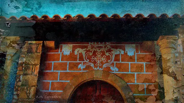 Esgrafiado con escudo de la Orden de Alcántara presidiendo la puerta del flanco de la epístola de la Iglesia Parroquial Ntra. Sra. de la Asunción.  