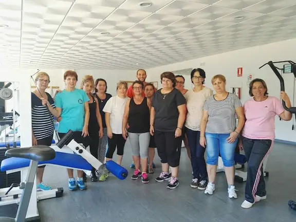 Dinamizador y alumnas en el gimansio de Gata