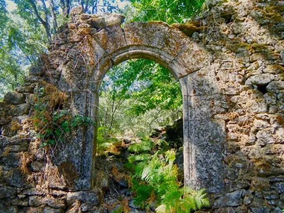FIG.10: Arco de medio punto del convento de Santiago