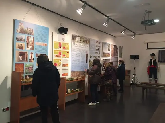 Visitantes en el Centro de Interpretación de la Comarca ubicado en Torre de Don Miguel