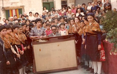 Luisa Peñalva rodeada de mozas ataviadas con el traje regional en Gata