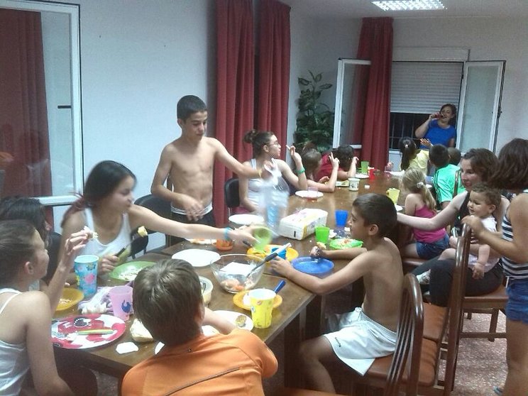 Los niños mohedanos cenan en el albergue de Villasbuenas de Gata. ANA ASENSIO