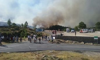 Los vecinos en la zona próxima al incendio. Imagen de Sonia Seco Fernández para www.sierradegatadigital.es