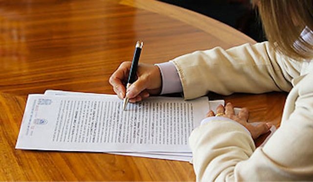 Firmando en el notario. Imagen del Colegio de Notarios de México