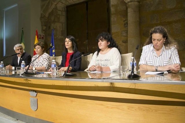 La presidenta de la Mancomunidad, Rocío Pérez, a la izquierda de la consejera de Educación www.sierradegatadigital.es