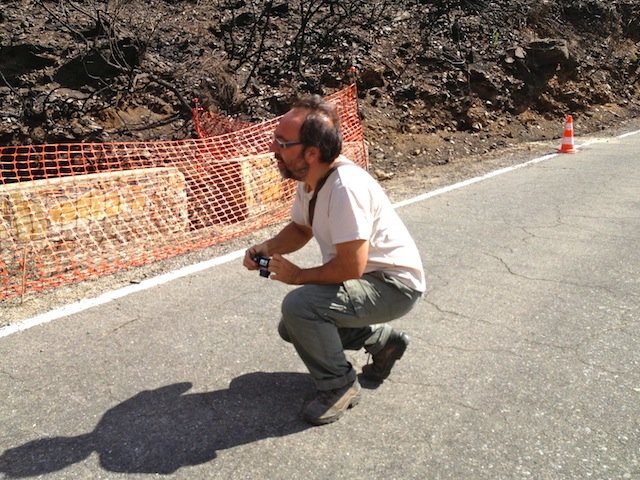 Fernando Pulido controla los trabajos con gaviones en un regato acebano. www.sierradegatadigital