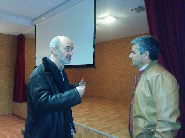 El profesor Juan Romero charla con Carlos María García Casillas, alcalde de San Martín