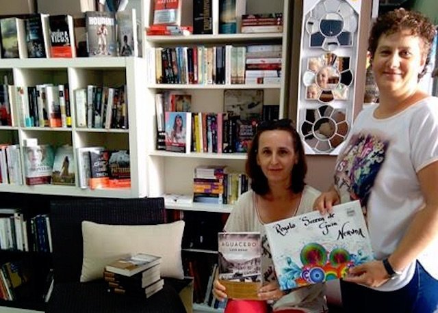 Aurelia Domínguez con la obra de Luis Roso en sus manos, ganadora del concurso Por los libros, con los libros, de librería Neruda