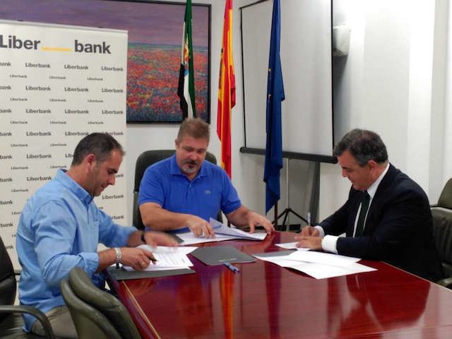El alcalde de Moraleja firma el convenio con la Junta y Liberbank