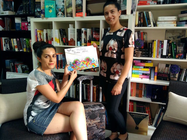 Sentada, Fátima Hontiveros, ganadora de la edición de julio en el concurso de Librería Neruda