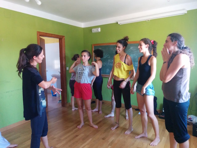 Sophie Antone da unas indicaciones a las alumnas en el taller de danza en Villasbuenas de Gata