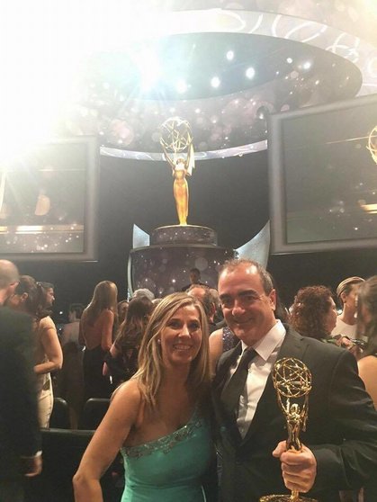El compositor Victor Reyes y su esposa Maite Lucas en Los Ángeles recogiendo el Emmy a la mejor banda sonora para series