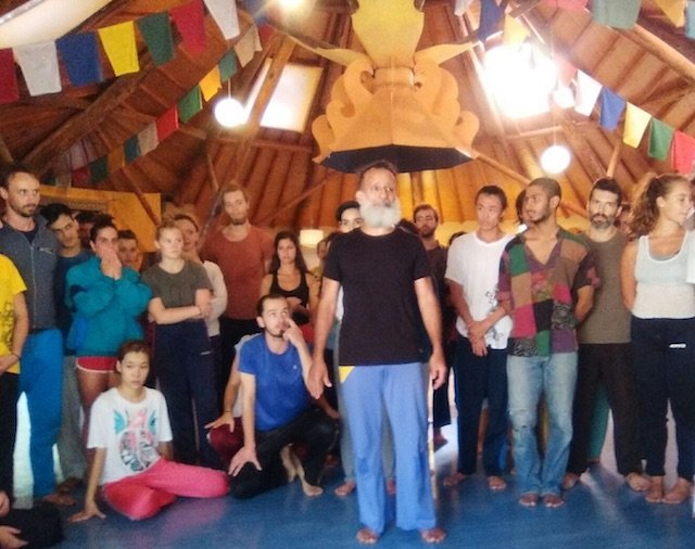El coreógrafo David Zambrano rodeado de parte de sus alumnos en Lalita