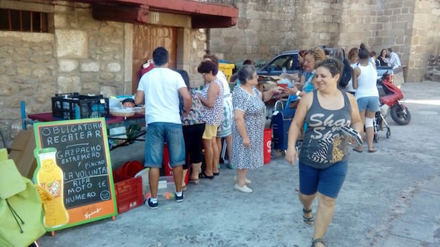 Mercadillo de segunda mano celebrado en Hoyos el 8 de septiembre