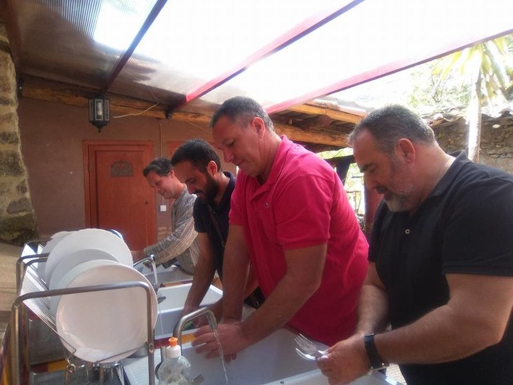 Luis Mariano Martín, Ivar Matusevich, Eduardo Béjar y Jero Spotorno limpian la loza tras la comida en Lalita. NATIVIDAD ALVIZ