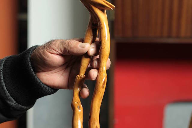 Fotograma del video de Miguel Anxo, que muestra una la mano del valverdeiru Alfonso Berrio monstrando una de sus esculturas
