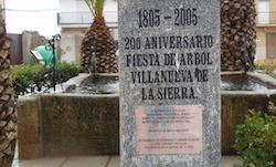 Monolito que conmemora el doscientos aniversario de la Fiesta del Árbol en Villanueva