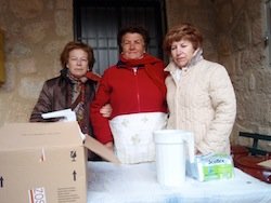 Paula, Nati y Mari Carmen sirven la chocolatada en Villasbuenas