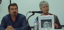 Pureza Canelo junto al director del IES Jálama en 2009 durante la Semana Cultural