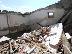 Demolición de vivienda en el barrio de El Escobar