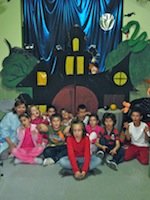 Los alumnos del CRA en Torre posan ante el castillo de la bruja