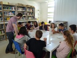  Fermín Solís con los alumnos del Valles de Gata
