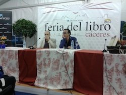 Diego Doncel en la Feria del Libro de Cáceres. TROSTRÓS